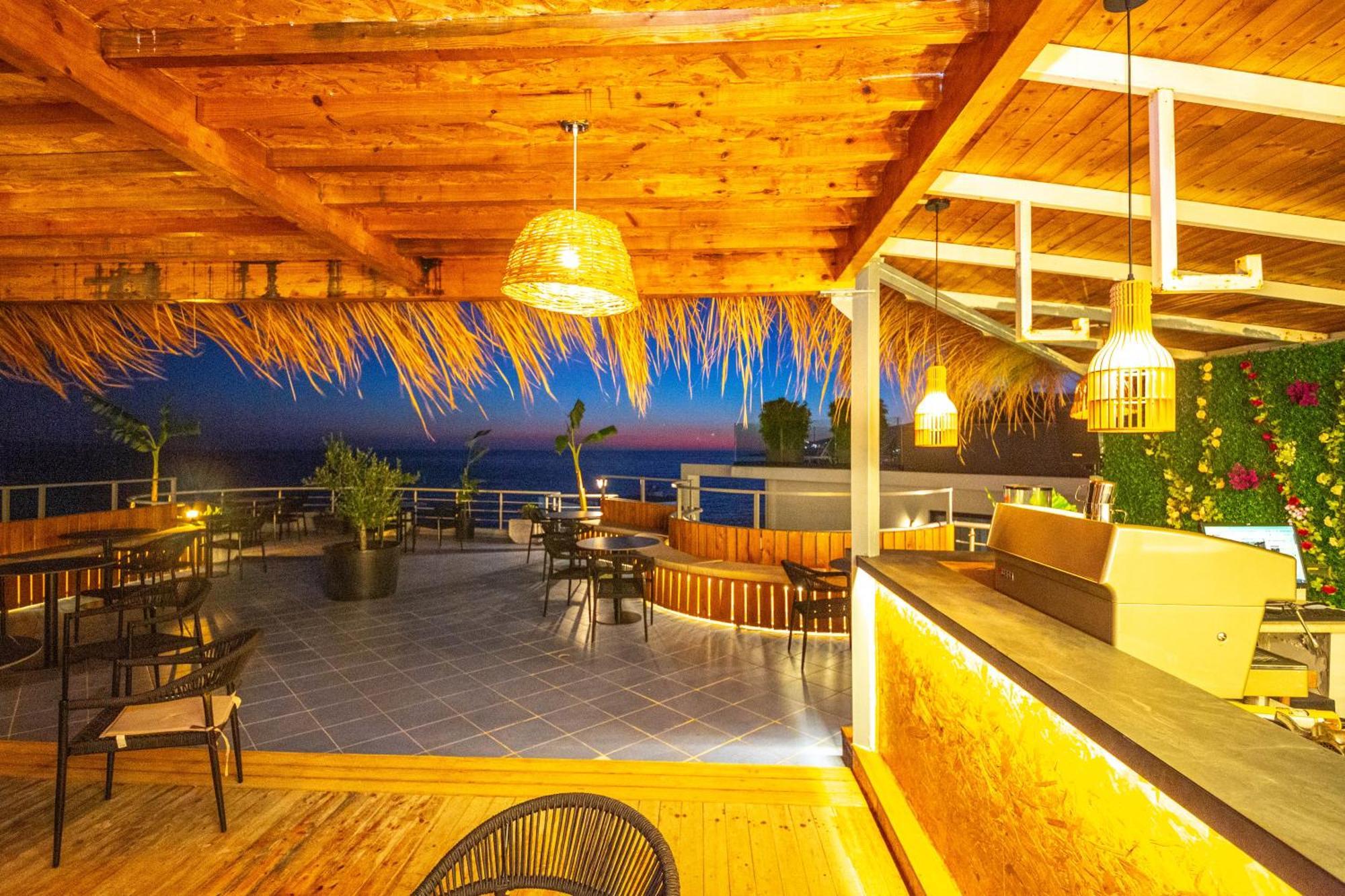Hotel Sea Breeze Sarandë 외부 사진